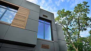 Nahaufnahme einer Fassade mit HPL-Fassadenplatten Nahaufnahme einer Fassade mit HPL-Fassadenplatten