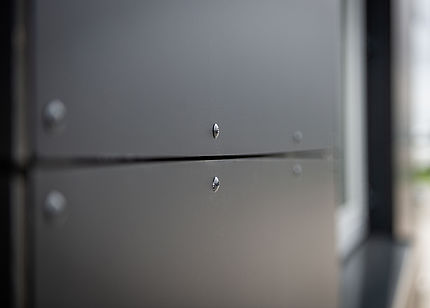 Nahaufnahme der Befestigung von Fassadenplatten Nahaufnahme der Befestigung von Fassadenplatten